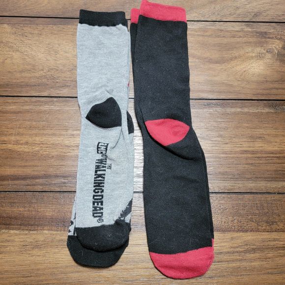 2 Pair AMC Walking Dead Crew Socks - OSFM NWT - Picture 2 of 4